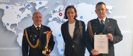 Strażacy z dyplomem i pucharem oraz dyrektorem PCK