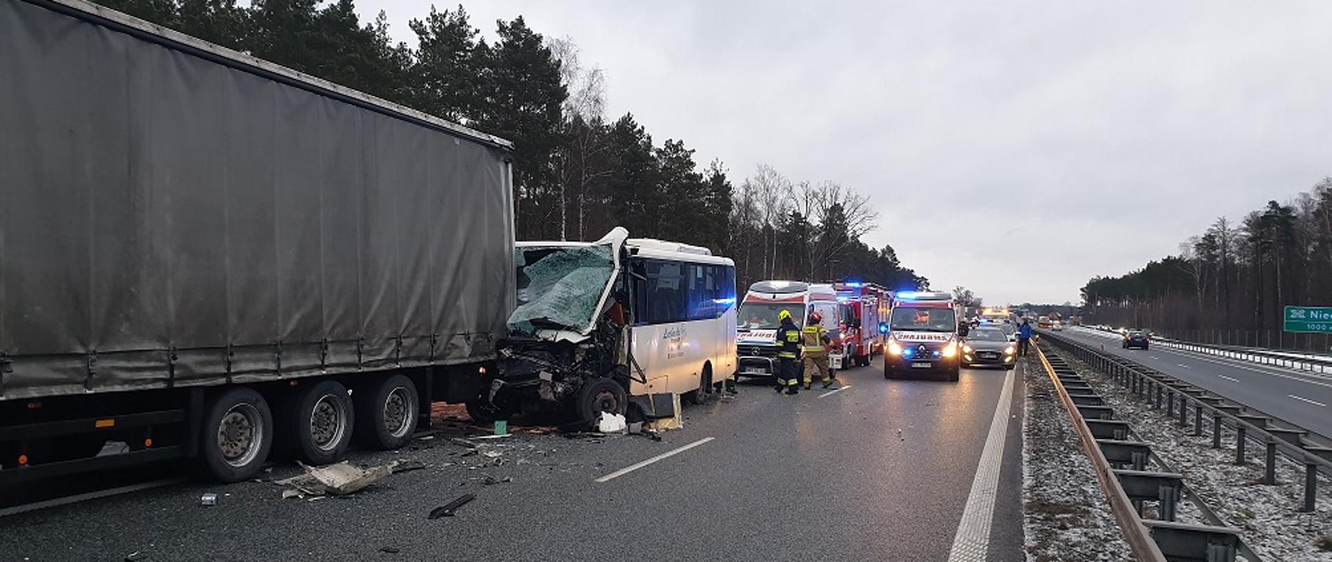Autobus , który uderzył w tył ciężarówki, na miejscu służby ratunkowe