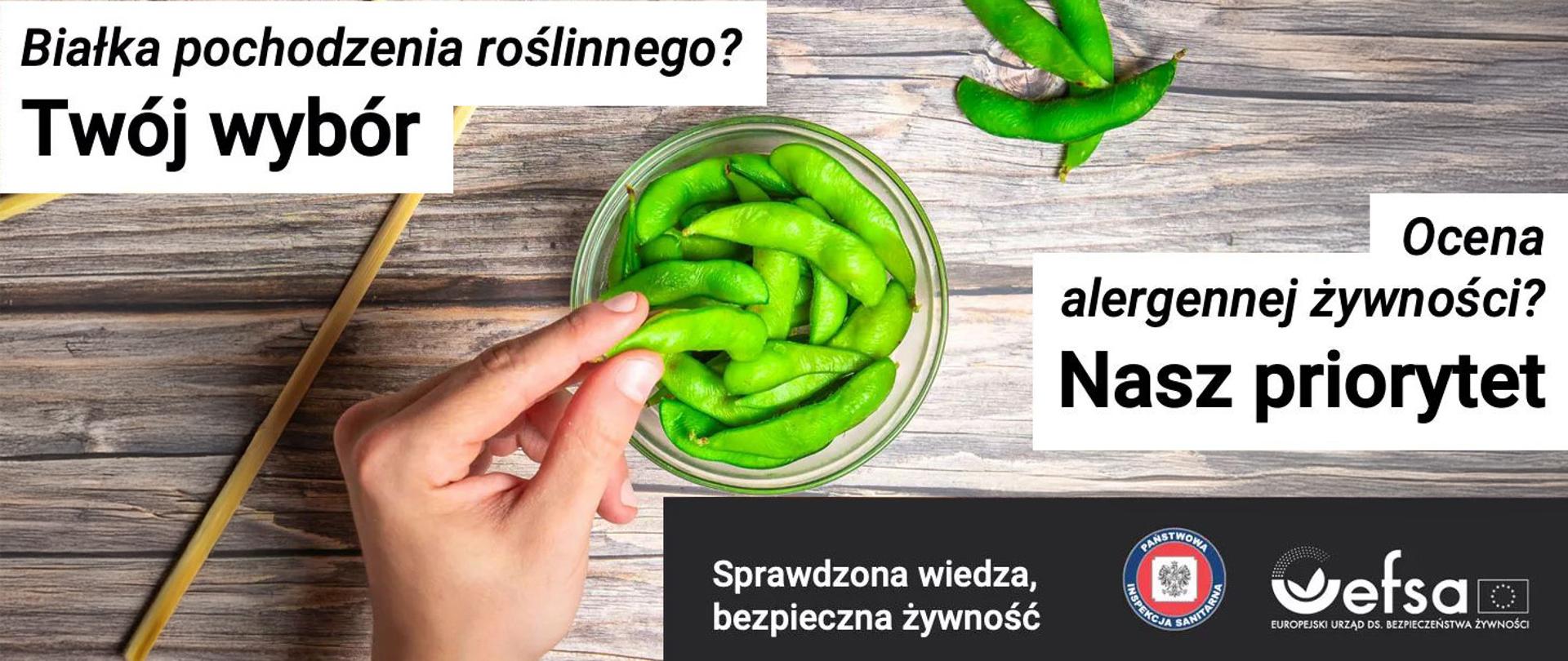 Dłoń nad miseczką z zielonym groszkiem nad drewnianym blatem stołu