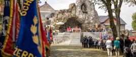 Widok na Grotę Lurdzką podczas Mszy Świętej w trakcie pielgrzymki strażaków województwa opolskiego do Sanktuarium Świętej Anny Samotrzeciej na Górze Świętej Anny.