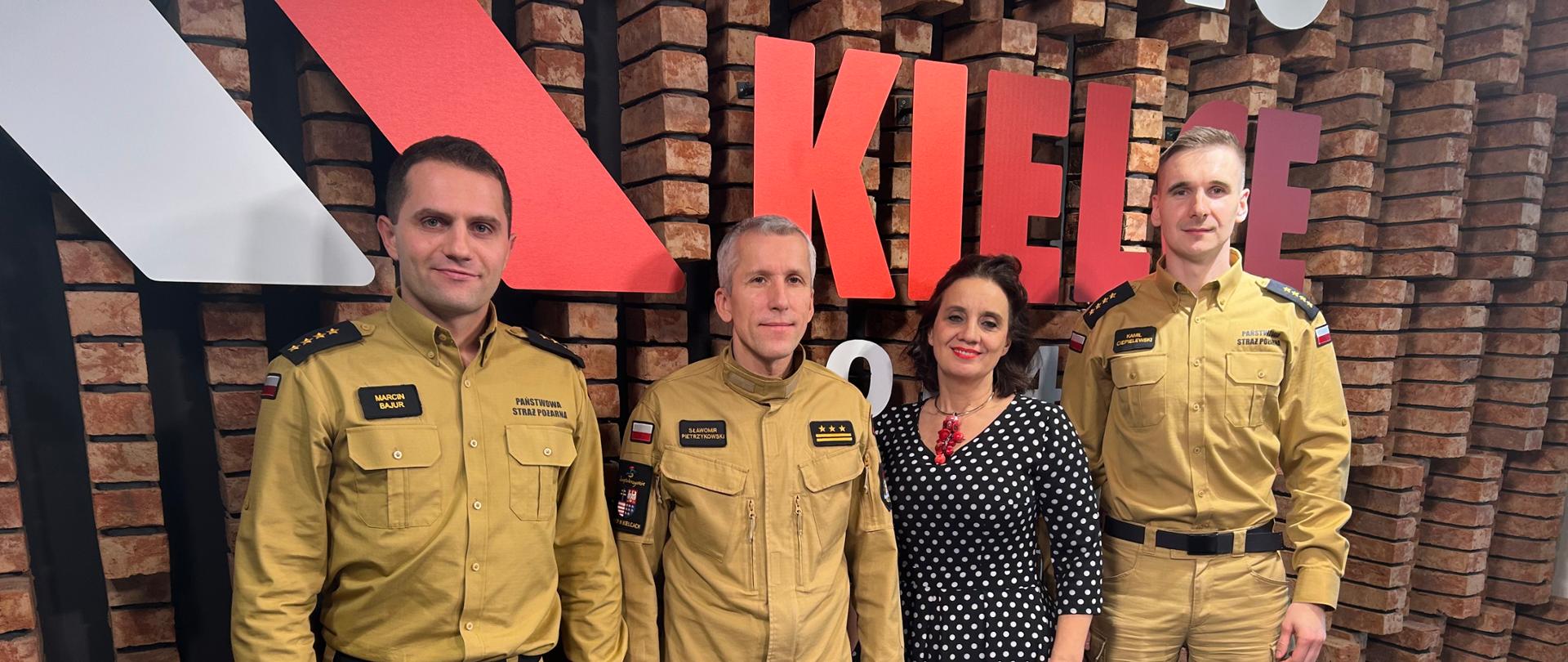 Strażacy w studiu Radia Kielce z Panią redaktor Magdaleną Sitek