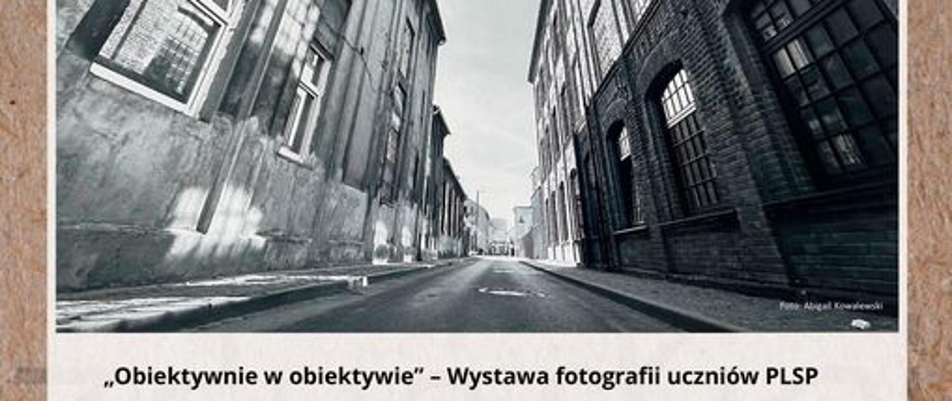 Plakat, na brązowym tle od góry napis: 14.06 Dni Zduńskiej Woli, Państwowe Liceum Sztuk Plastycznych im. Katarzyny Kobro w Zduńskiej Woli, poniżej czarno-biała fotografia wąskiej uliczki przy której stoją kamienica i budynek starej fabryki.; pod zdjęciem napis: "Obiektywnie w obiektywie" - Wystawa fotografii uczniów PLSP, Wernisaż - 14.06.2023 r., Galeria "Na Rogu", PLSP w Zduńskiej Woli, Wystawa - 14.06-30.06.2023 r.