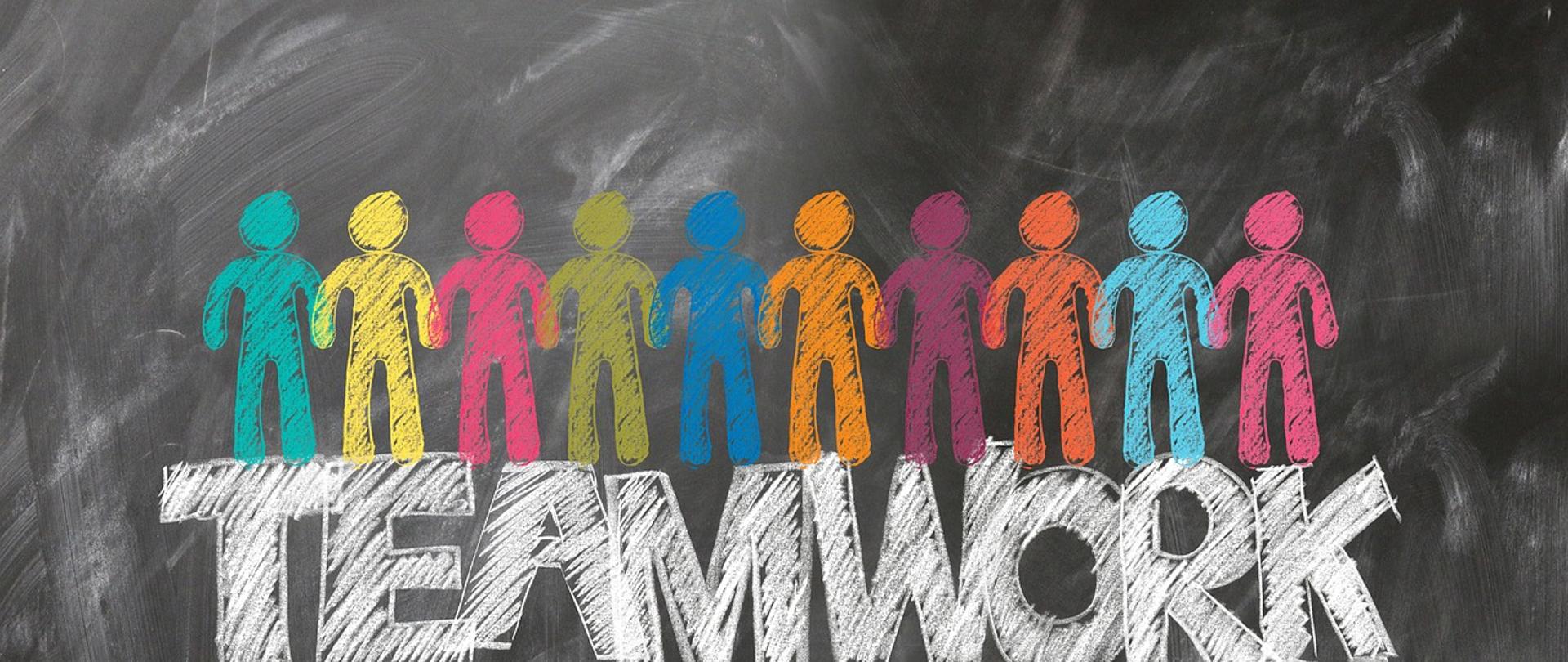 Grafika symbolizuje pracę zespołową. Na zdjęciu widzimy zarys dziesięciu postaci, każda innego koloru, pod nimi duży napis TEAMWORK