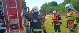 Egzamin kończący Szkolenie Podstawowe Strażaków Ratowników Ochotniczych Straży Pożarnych 28.05.2023 r. - na zdjęciu strażacy podczas wykonywania podstawowych czynności ratowniczych oraz gaśniczych. Podczas szkolenia szczególną uwagę zwrócono na bezpieczne wykonywanie podstawowych czynności ratowniczych określonych w programie szkolenia i przestrzeganie zasad BHP.