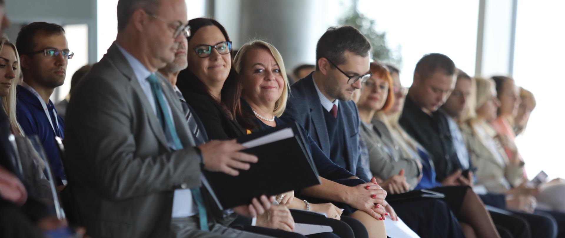 Na zdjęciu pierwszy rząd gości zaproszonych na podsumowanie konkursu Polski Produkt Przyszłości. Widać prezes Oleszczuk i wiceministra Niedużaka.