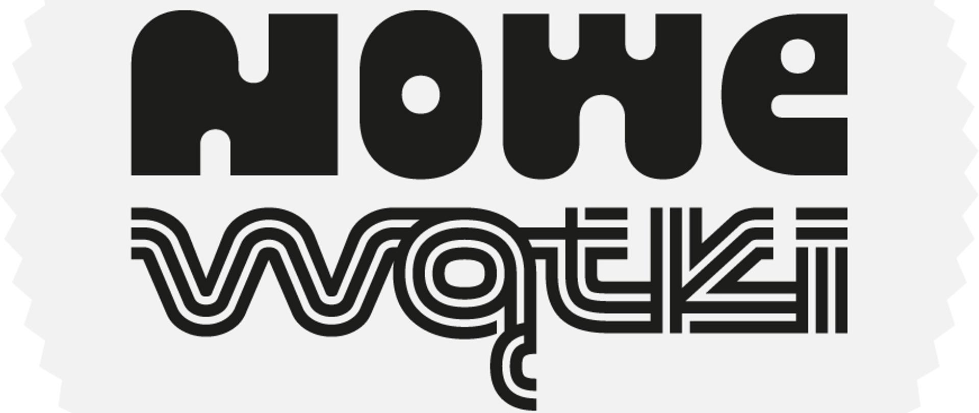 Na obrazie znajduje się czarno-białe logo z napisem „Nowe wątki”.
Słowo „nowe” zapisane jest pogrubioną, zaokrągloną czcionką, natomiast „wątki” – cieńszą, ozdobną czcionką z równoległymi liniami, przypominającymi wątki tkaniny.
Całość umieszczona jest na jasnoszarym tle w kształcie koła z ząbkowaną krawędzią, przypominającą pieczęć.