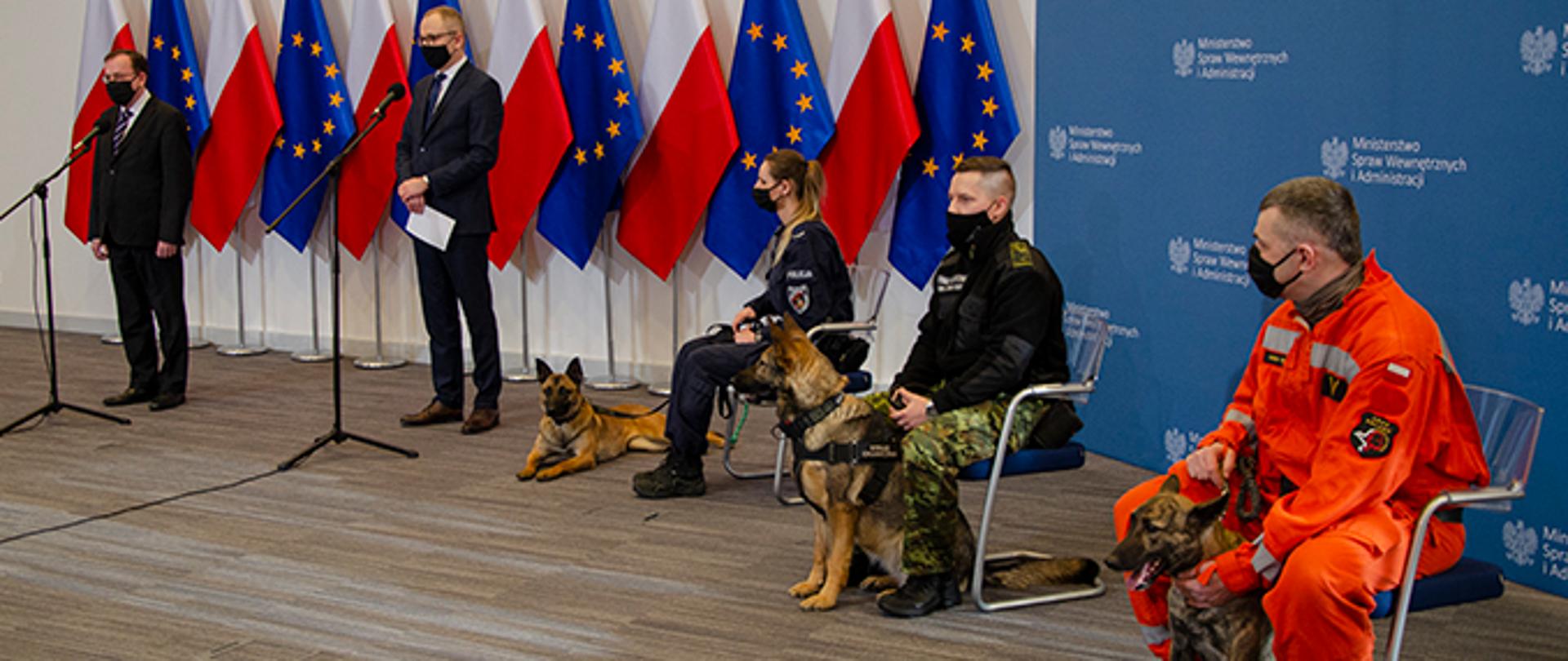 Funkcjonariusze służb mundurowych z psami ratowniczymi