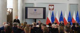 Widok ogólny sali konferencyjnej w momencie przemówienia Komendanta Głównego Państwowej Straży Pożarnej