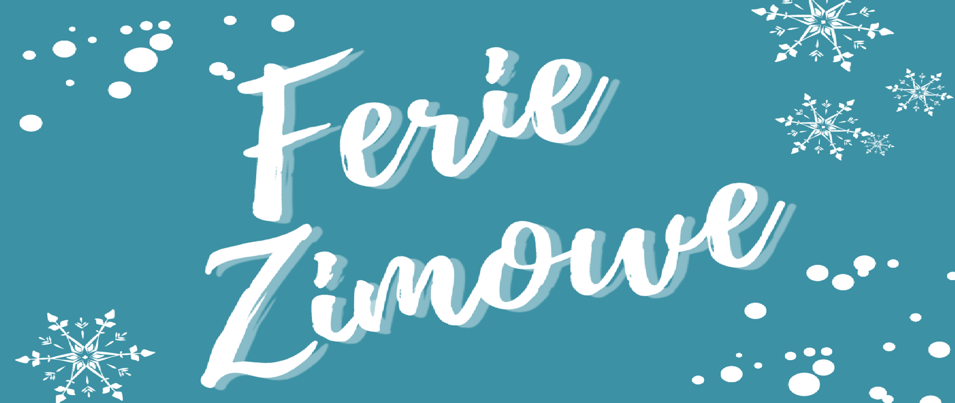 Biały napis "Ferie zimowe", śnieżynki i na tle w morskim kolorze.