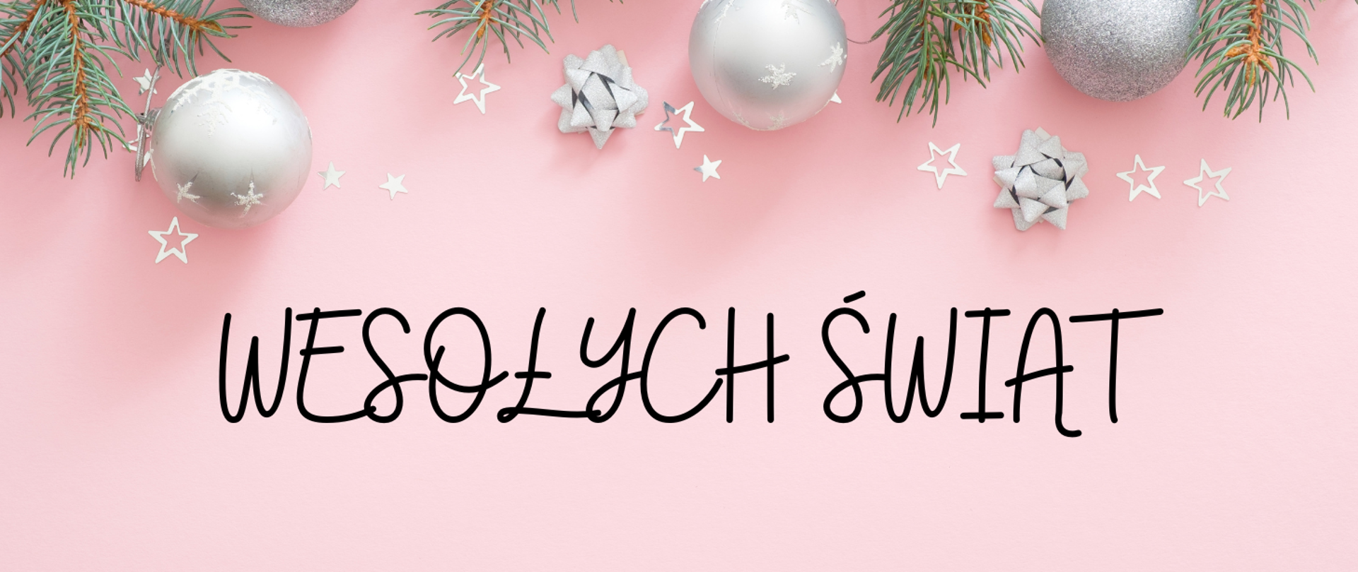 Banner z życzeniami Wesołych Świąt na pudrowym tle, na górze srebrne bańki choinkowe, ze zdjęciami gałązek choinkowych oraz ozdobami w kształcie srebrnych gwiazdek oraz srebrnych kokard