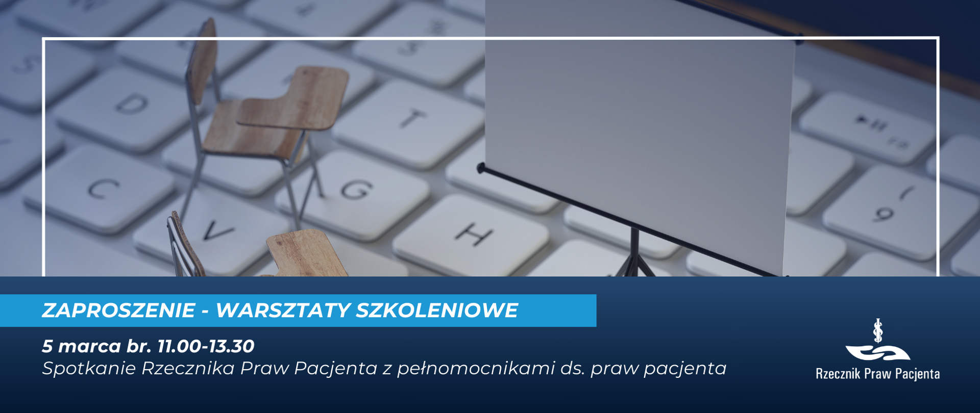 Zdjęcie z miniaturą flipczarta, klawiaturą komputera oraz terminem szkolenia. 