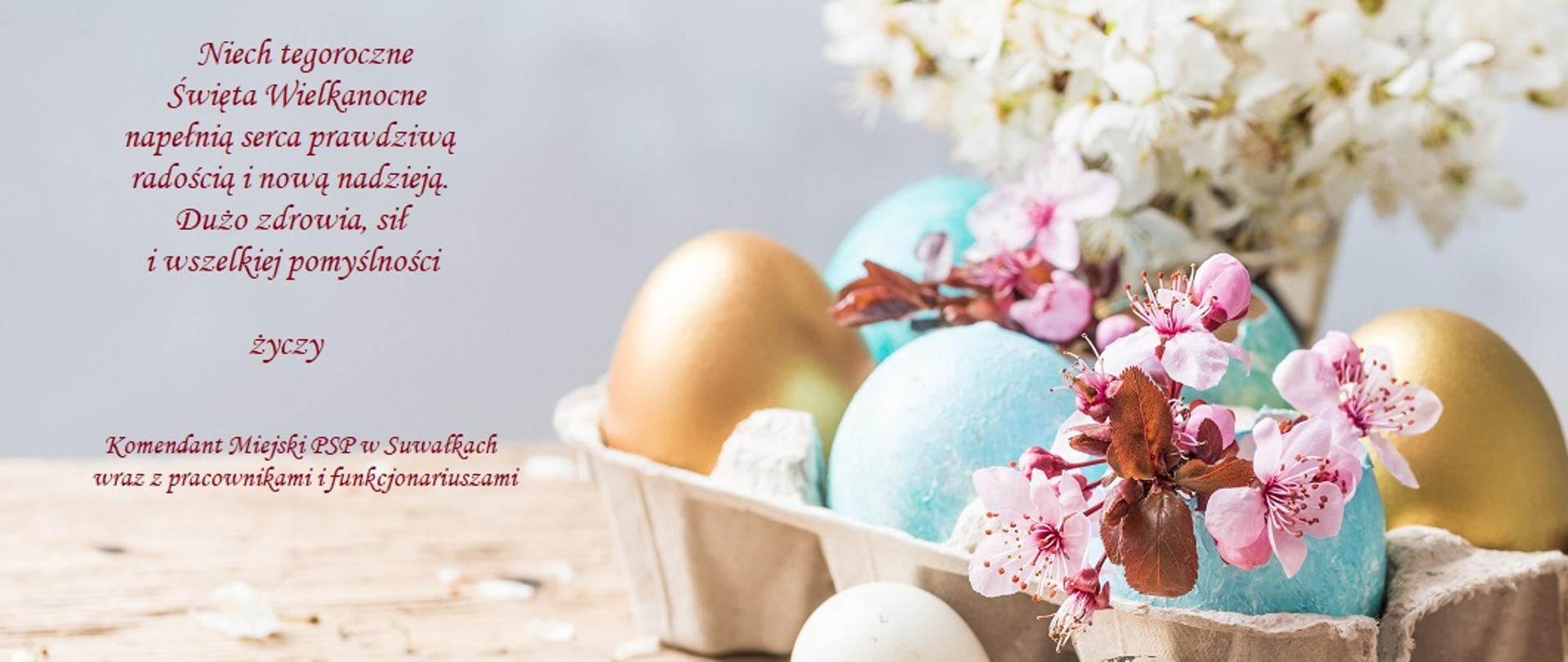 Życzenia napisane na kartce wielkanocnej w tle jajeczka pisanki z bukietem kwiatów białych i różowych