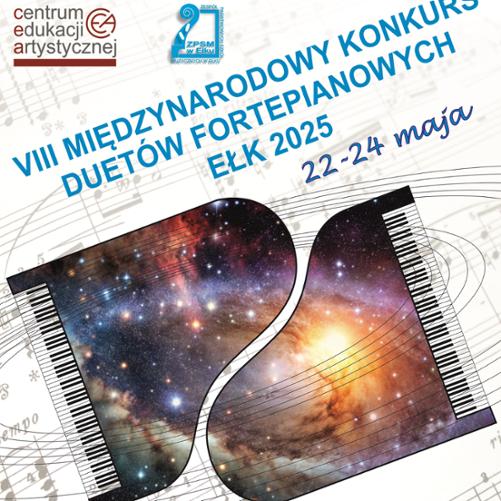 Plakat z napisem skośnym w kolorze niebieskim VIII Międzynarodowy Konkurs Duetów Fortepianowych, Ełk 2025 22-24 maja. Na górze logo Centrum Edukacji Artystycznej i Zespołu Państwowych Szkół Muzycznych w Ełku. Pod grafiką plakatu nuty, klucze, pięciolinie szare. W centralnym punkcie plakatu dwie klapy fortepianu dotykające się wgłębieniami. Na klapach fioletowo niebieskie mapy nieba z gwiazdami. Na dole klap klawiatura z klawiszami. 