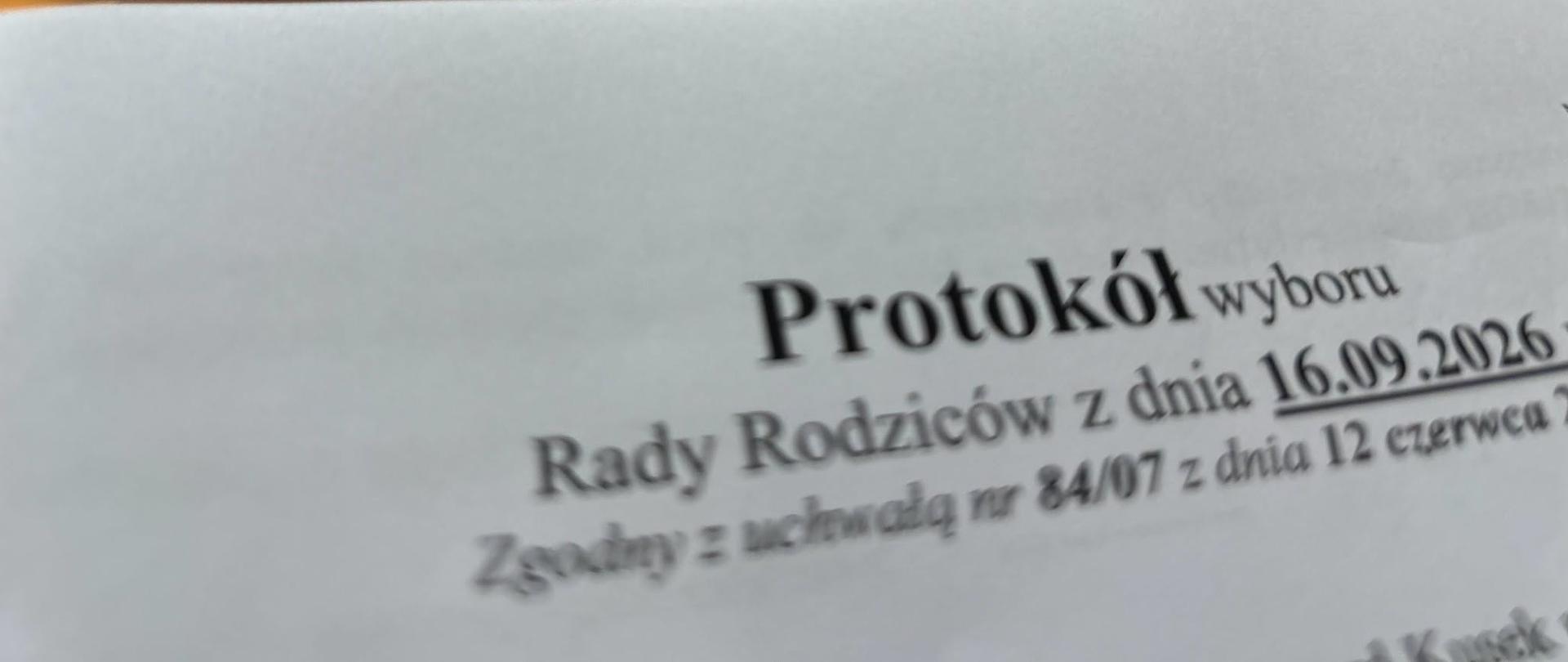 Protokół wyboru Rady Rodziców PSM w Mielcu z dnia 16 września 2026 roku, sfotografowany na tle Sali Królewskiej z herbem Polski i banerem szkoły.