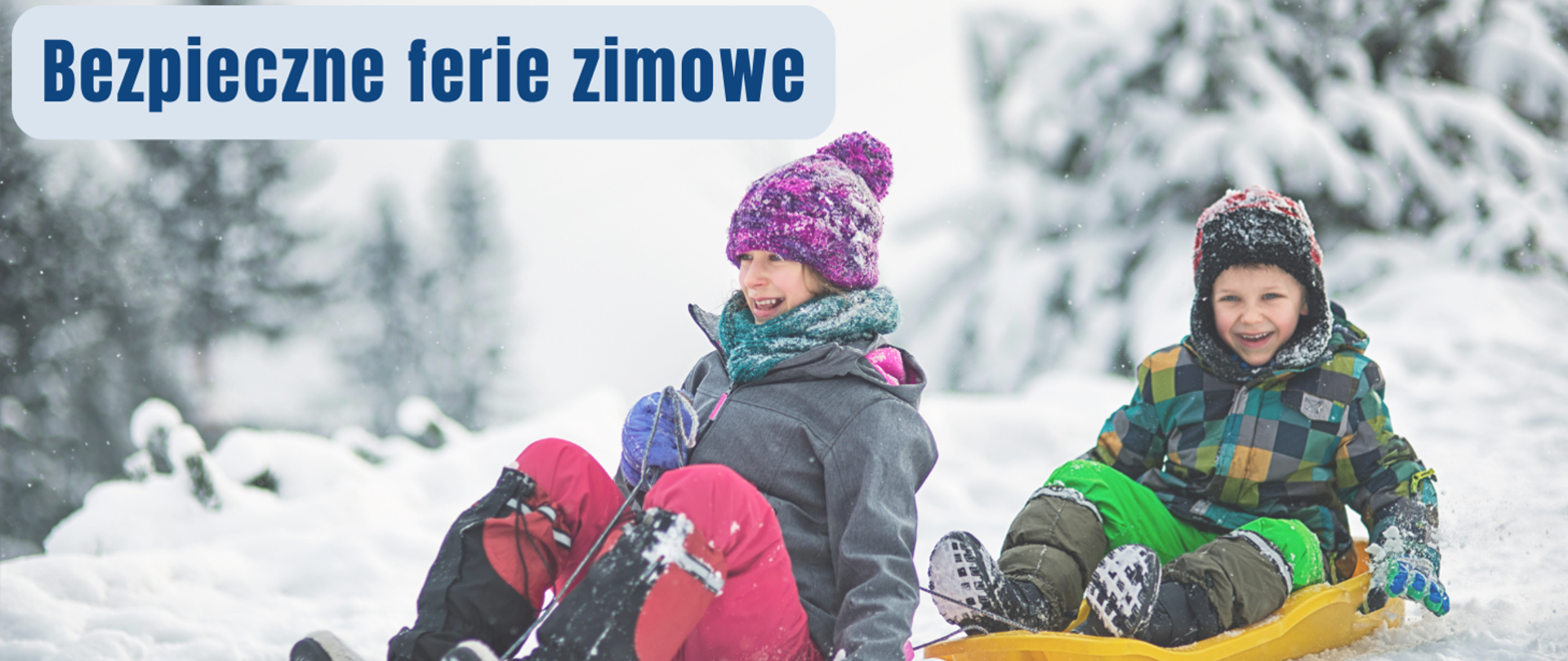 dwójka dzieci w kolorowych kurtkach i czapkach zimowych zjeżdżaj na sankach