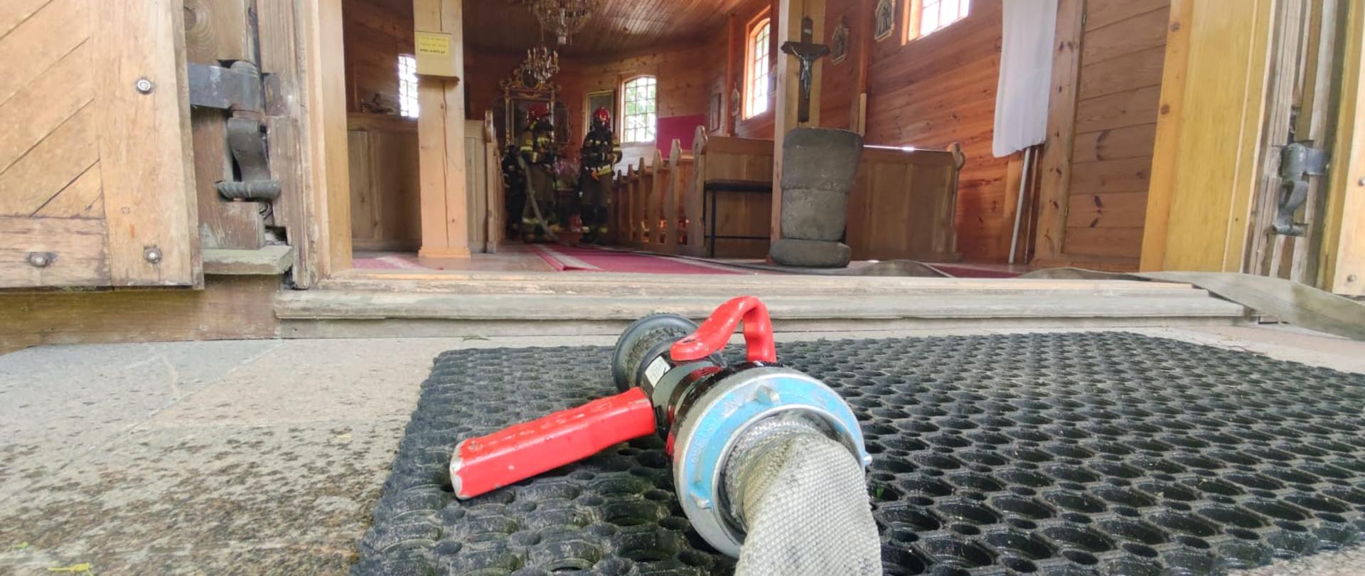 Ćwiczenia ratownicze na obiekcie kościoła w Kamiennej Starej