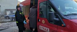 Starsze kobieta wsiadająca do samochodu OSP Mińsk Mazowiecki