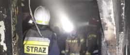 Strażacy w trakcie prac rozbiórkowych nadpalonych elementów budynku