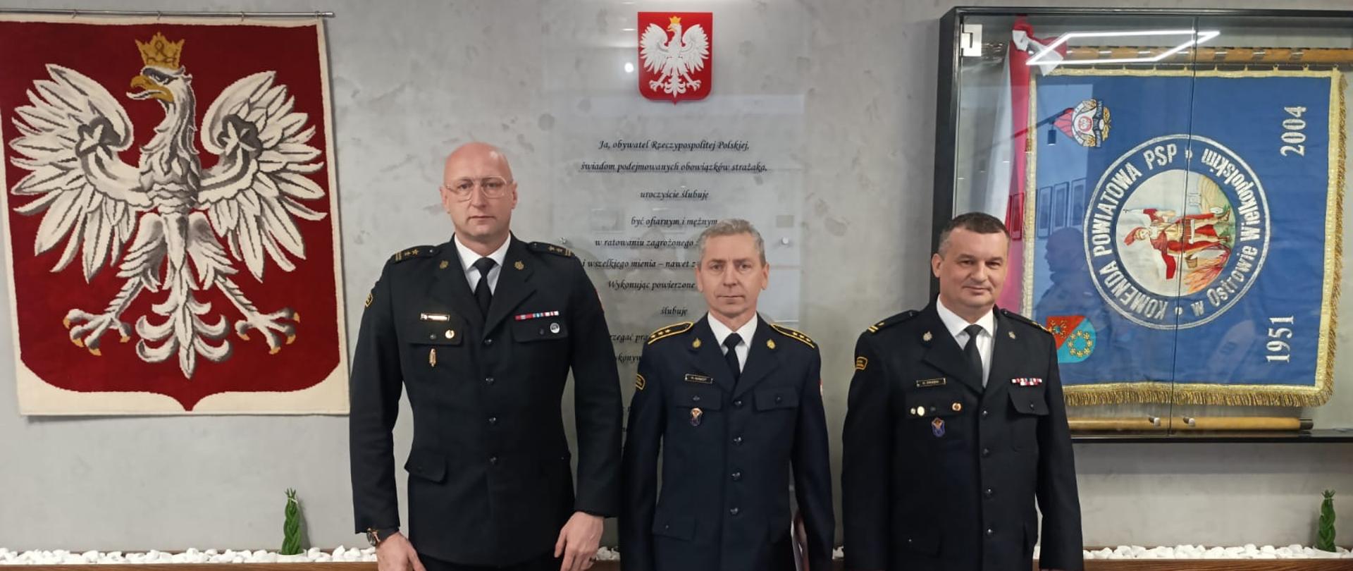 Awansowany strażak z Komendantem i D-cą JRG