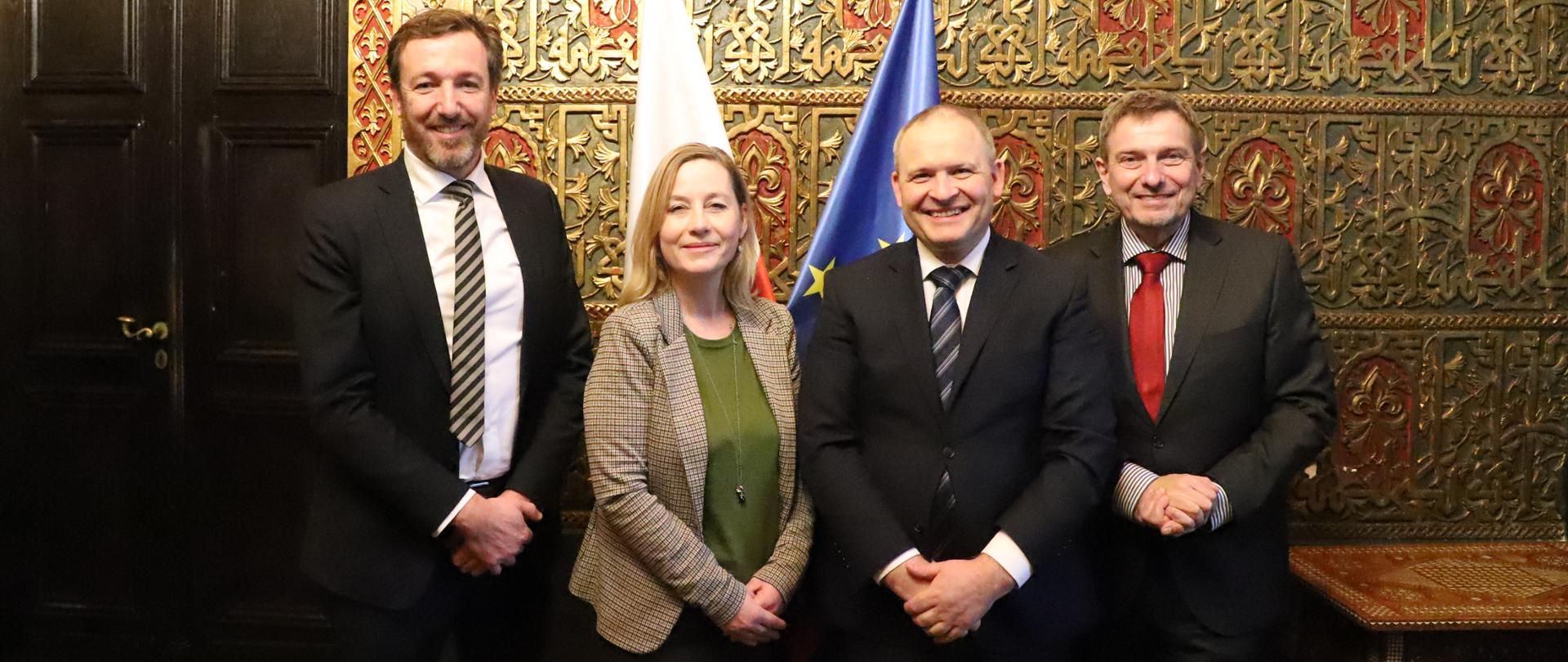 Na zdj. wiceminister zdrowia Maciej Miłkowski, ambasador Ole Toft i przedstawiciele duńskiego resortu zdrowia.