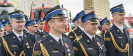 Zbliżenie na strażaków którzy otrzymali medale