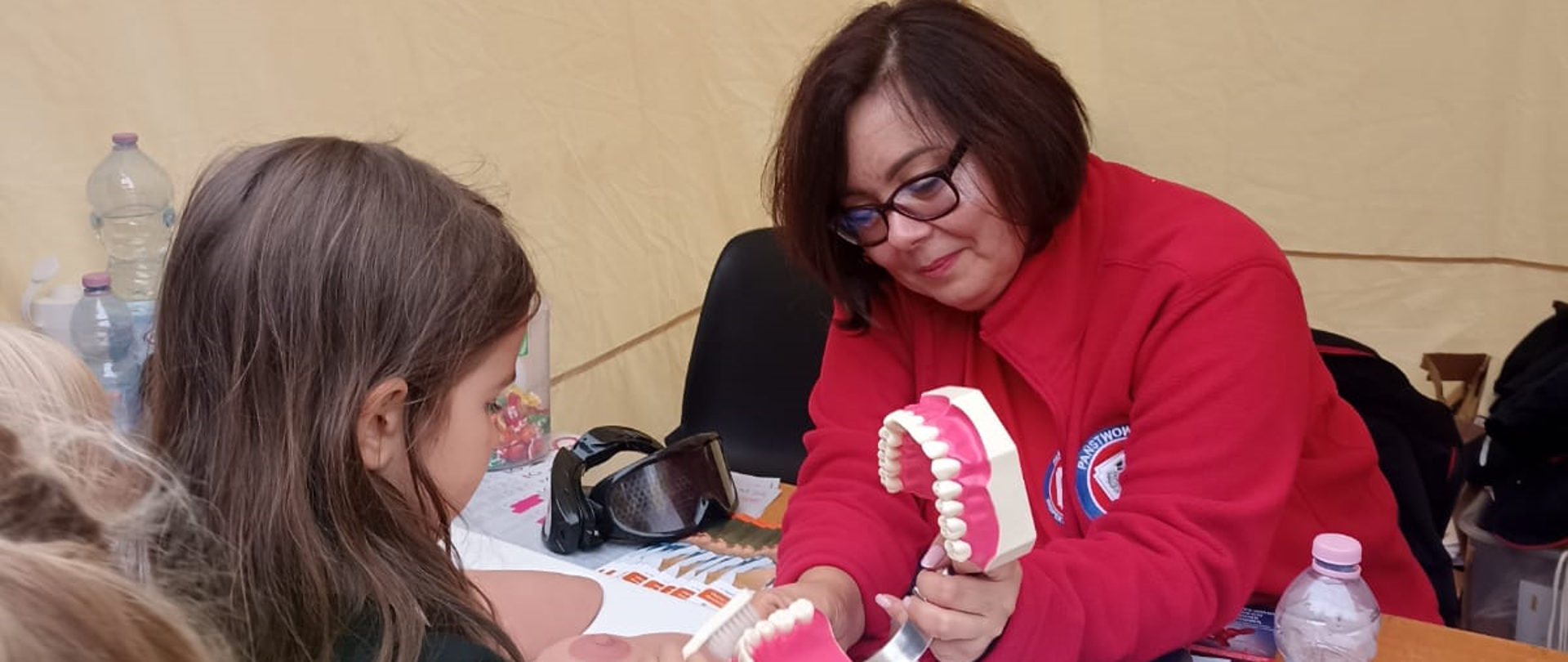 Stoisko profilaktyczno-edukacyjne Powiatowej Stacji Sanitarno-Epidemiologicznej w Szczecinie podczas XIV Jarmarku Jakubowego.