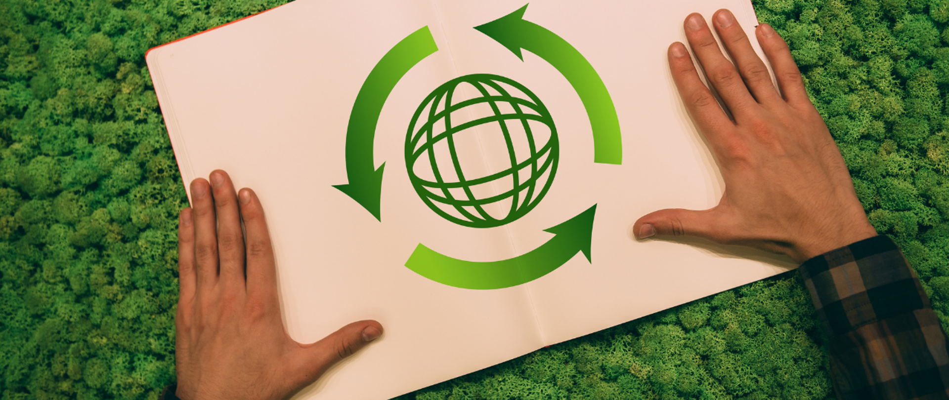 Dwie dłonie trzymają kartkę z zielonym nadrukiem kuli z siatkami i strzałkami wokół. Tło porosty