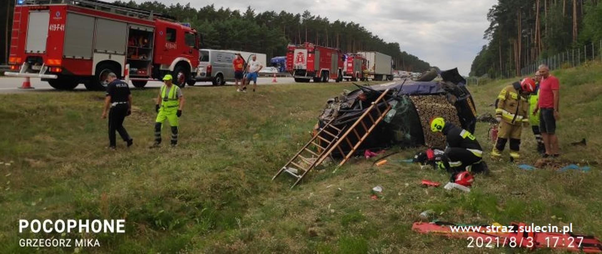 na zdjęciu można zobaczyć ratowników biorących udział w zdarzeniu