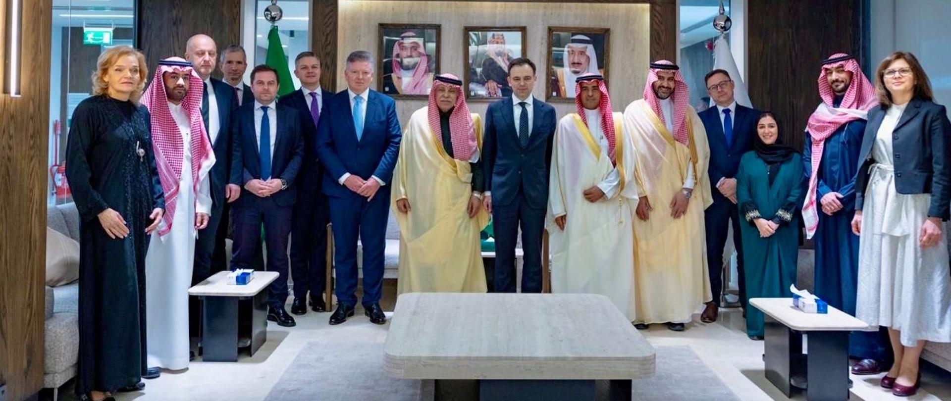 Wizyta Ministra Finansów RP w Arabii Saudyjskiej. Zdjęcie grupowe delegacji.