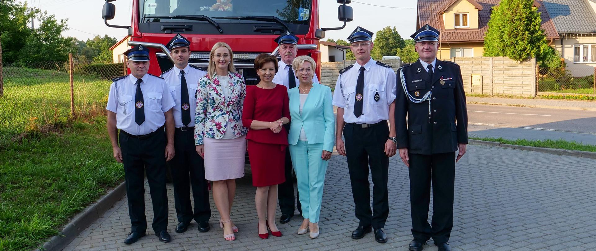 W centralnej części zdjęcia widoczne są trzy kobiety i pięciu mężczyzn