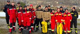 Na zdjęciu widać wszystkich strażaków biorących udział w ćwiczeniach - ewakuacji z kolei linowych. W tle widać wyciąg narciarski Gromadzyń w Ustrzykach Dolnych.