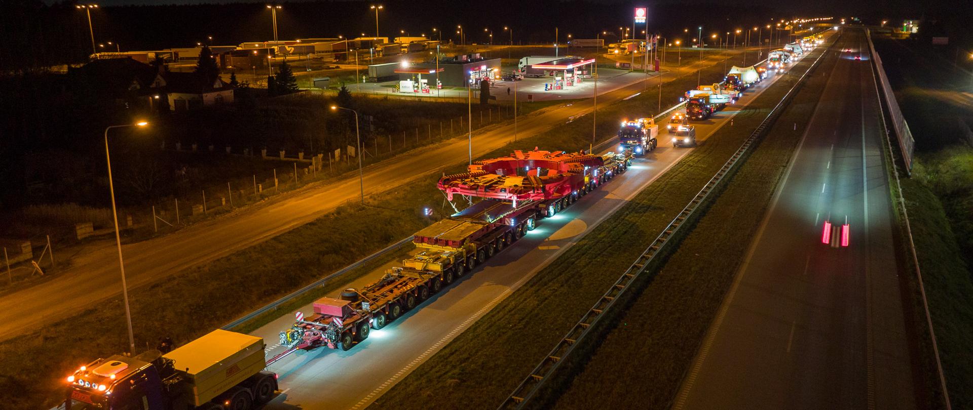Transport elementów maszyny TBM widziany na drodze ekspresowej 