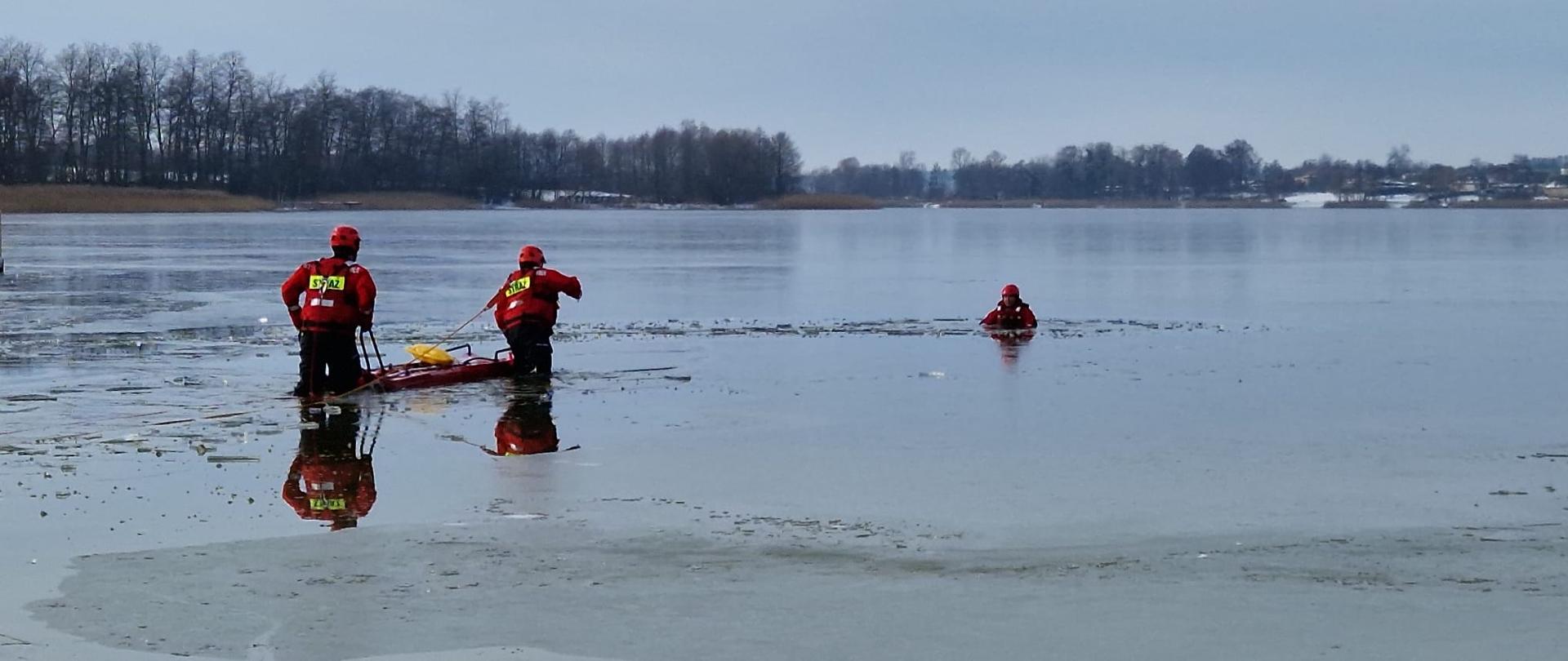 Na zdjęciu strażacy podczas ćwiczeń