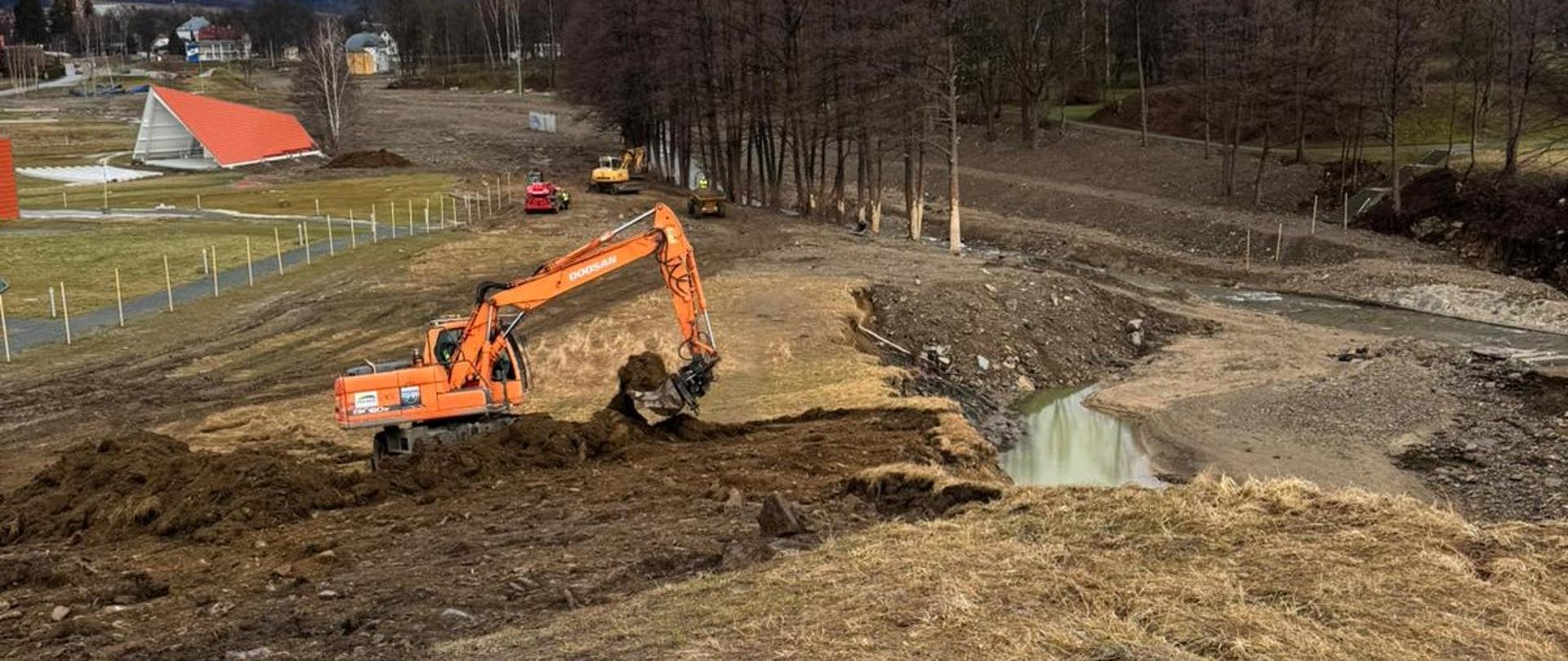 Prace zabezpieczające zbiornik w Stroniu Śląskim.