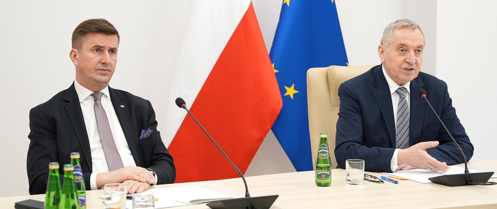 Sekretarz stanu R. Romanowski oraz wicepremier, minister rolnictwa i rozwoju wsi H. Kowalczyk 