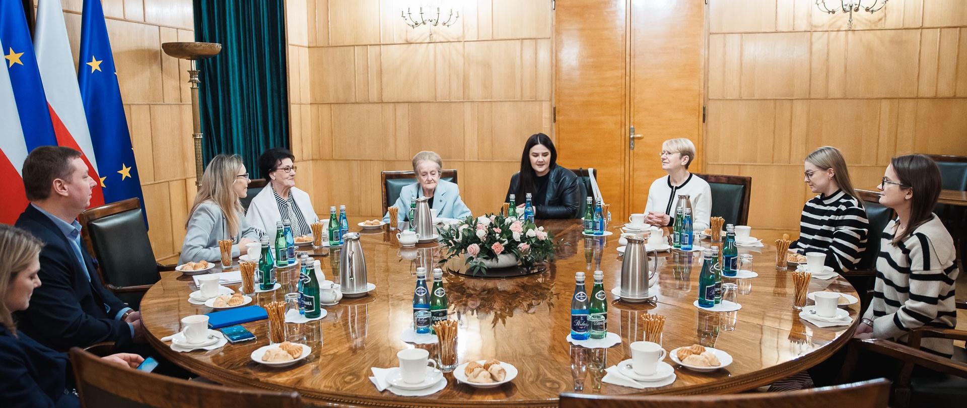 Spotkanie się z żołnierzami Powstania Warszawskiego panią Danutą Dworakowską ps. Lena i panią Ireną Krajewską ps. Lala oraz przedstawicielkami Komitetu Społecznego ds. Obchodów 80. Rocznicy Powstania Warszawskiego „Dumni z Powstańców”