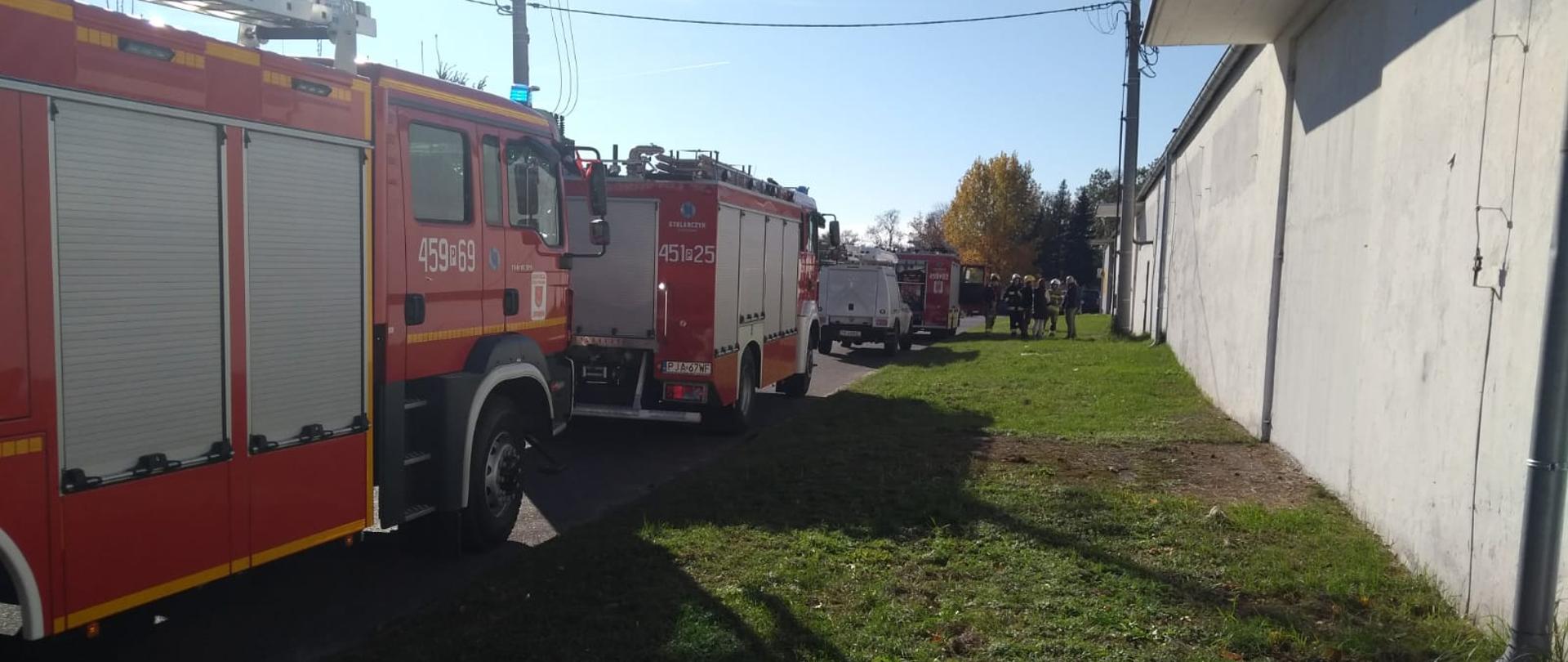 Samochody straży pożarnej podczas gaszenia pożaru