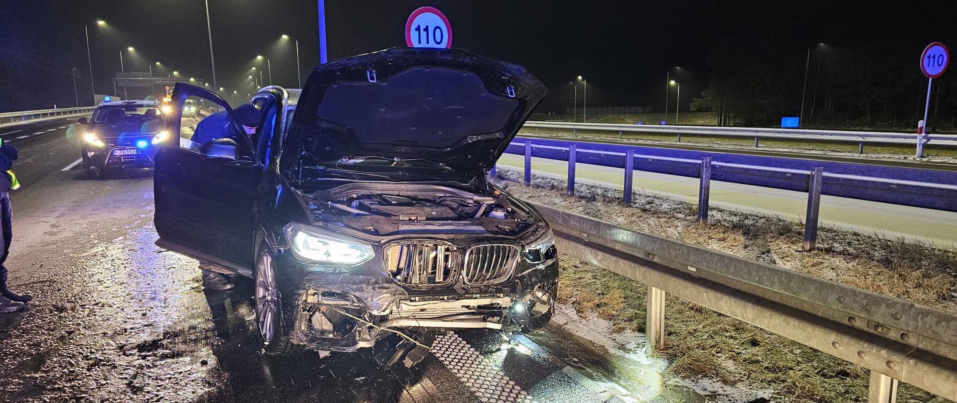 Kierujący stracił panowanie nad samochodem osobowym uderzył w barierki ochronne.