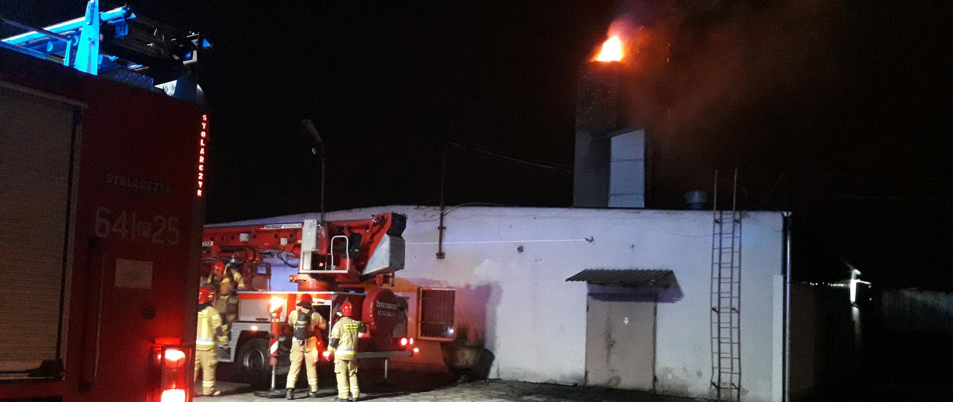 NOC, WÓZ STRAŻACKI, PODNOŚNIK, STRAŻACY SZYKUJĄ SIĘ DO PRACY