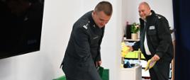 Mazowiecki Wojewódzki Inspektor Transportu Drogowego Zbigniew Kapciak wraz ze swoim I Zastępcą Marcinem Ciężkowskim przekazują odblaskowe kamizelki dla dzieci na ręce pań opiekunek przedszkolaków z Niepublicznego Przedszkola „Hania" w Zakrzewie.