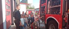 Zespół Edukacyjny "Dwunastka" z wizytą u ostrowieckich strażaków