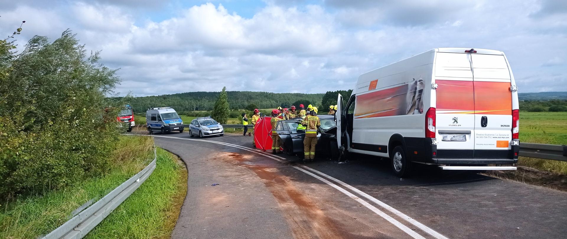 Na zdjęciu widnieją strażacy podczas akcji związanej z wypadkiem drogowym. 