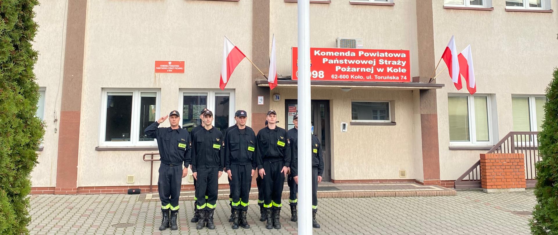Strażacy z JRG Koło oddają hołd.