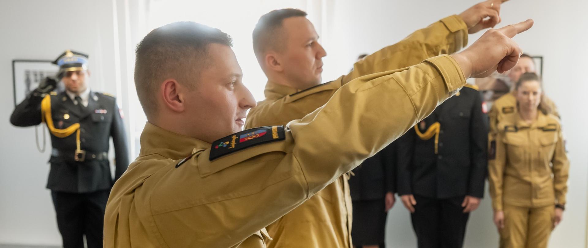 Na zdjeciu są widoczni nowo ślubowani strażacy