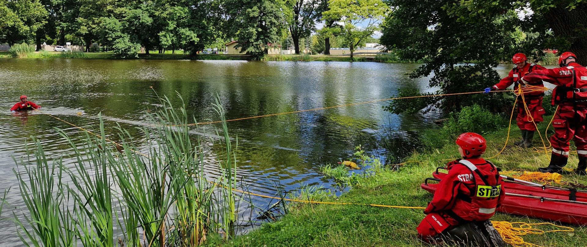 Ewakuacja poszkodowanego z wody przy użyciu rzutek ratowniczych.