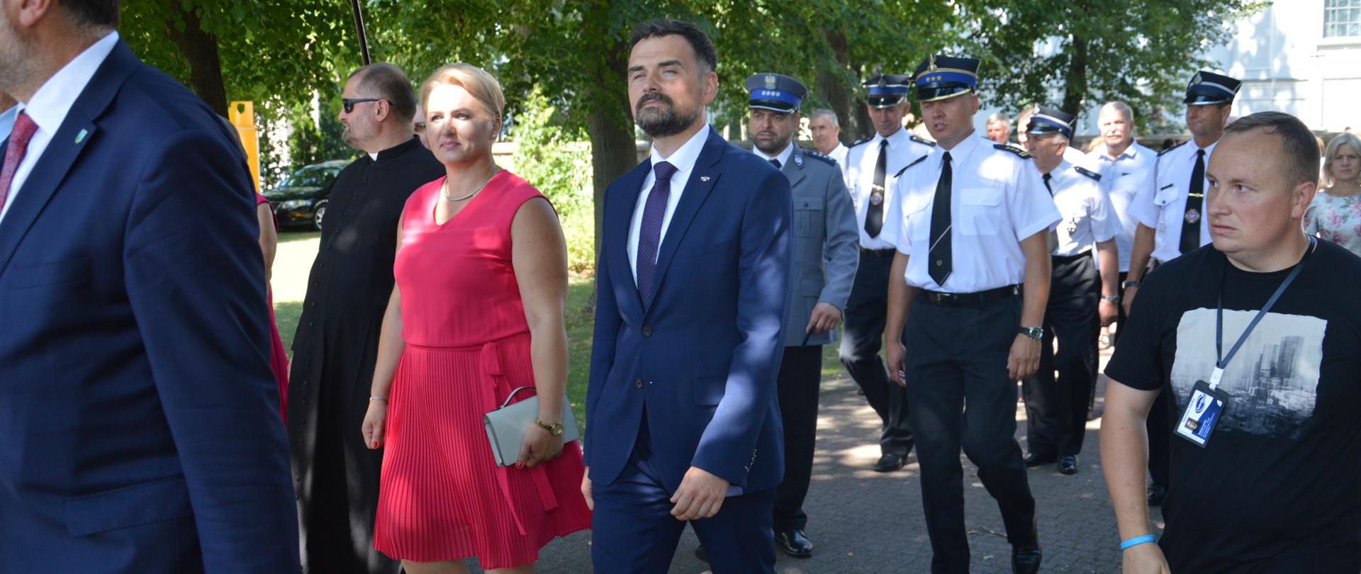 Wicewojewoda podlaski Marcin Sekściński w korowodzie dożynkowym.