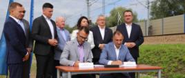 Podpisanie umowy na budowę przystanku kolejowego w Pisarach