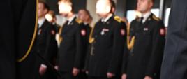 Odznaki oraz legitymacje wręczane strażakom biorącym udział w uroczystości
