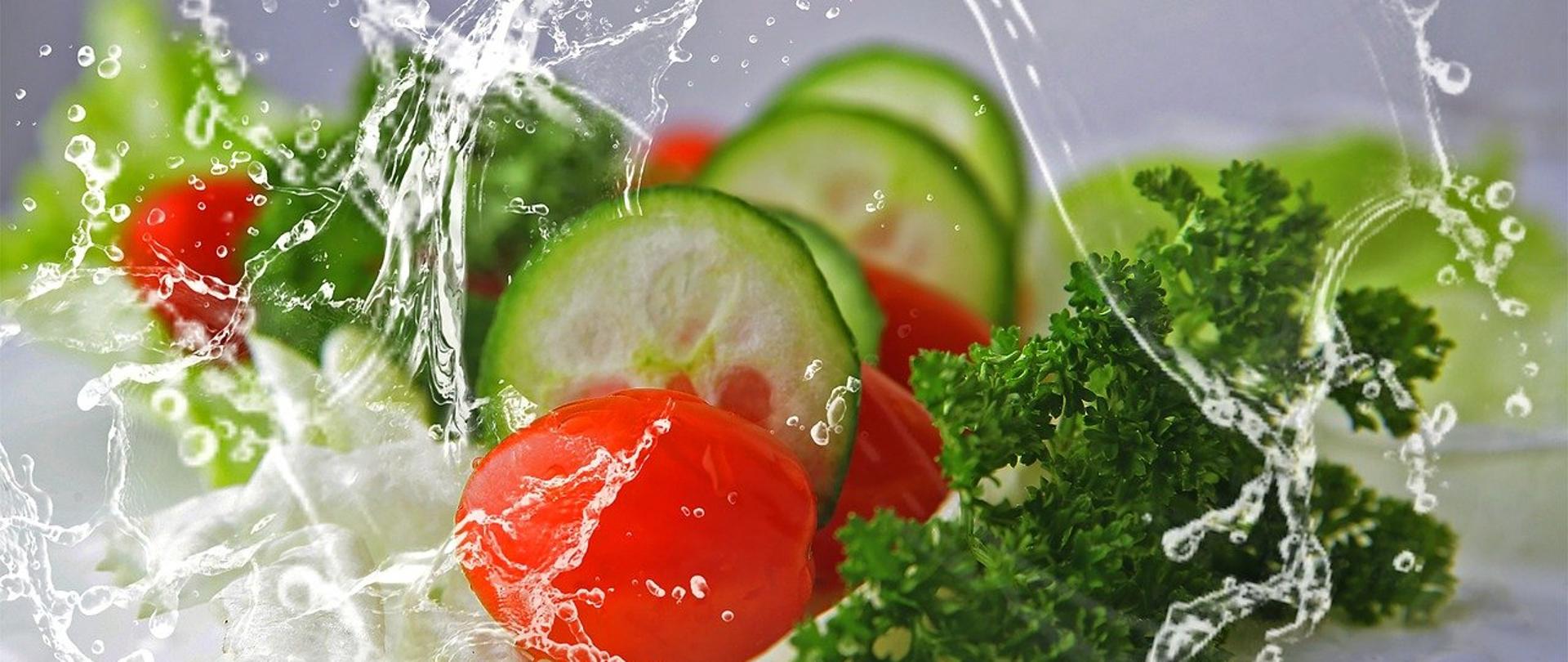 Zdjęcie przedstawia świeże warzywa i owoce