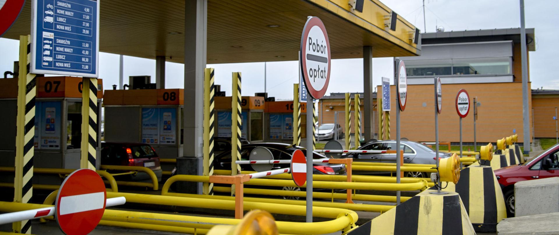 Bramki poboru opłat drogowych, znak drogowy z napisem pobór opłat.